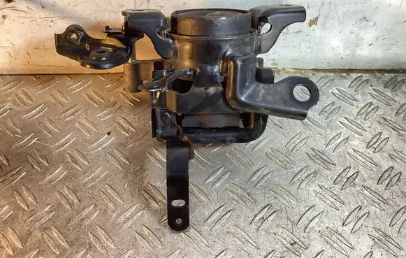 Toyota RAV 4 (XA50) Engine mount bracket 