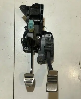 Ford Mustang VI Accelerator throttle pedal GR3C9F836AB