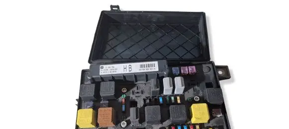 Opel Astra H Fuse module 743381