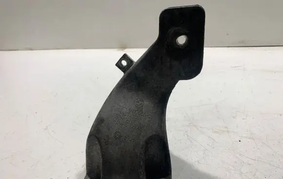 BMW 5 E60 E61 Engine mounting bracket 6777056 6906 13807410
