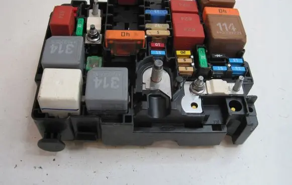 Peugeot Partner III Fuse box set 9804846880