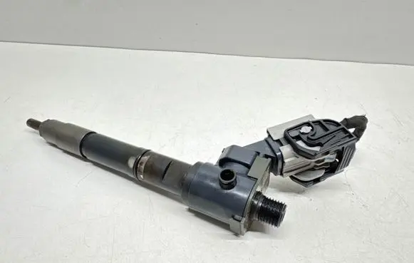 Volvo V40 Fuel injector VEA132370010CAA 31336878 11S07451