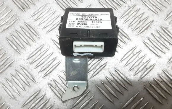 Toyota Avensis T250 Light module LCM 8996005030