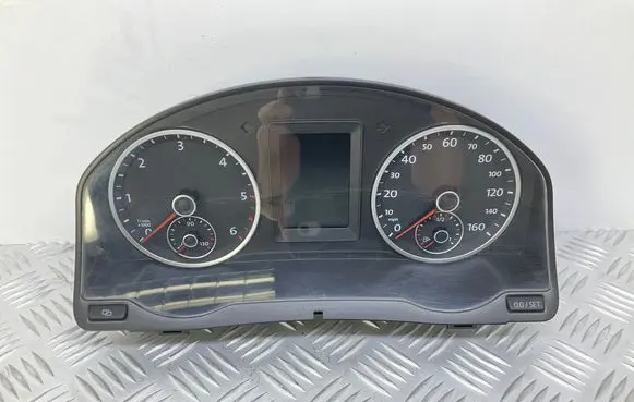 Volkswagen Tiguan Speedometer (instrument cluster) 5N0920972D