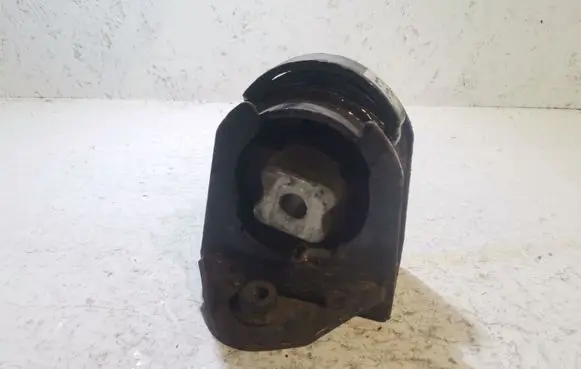 Toyota Avensis T250 Engine mount bracket