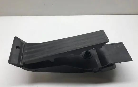 Accelerator throttle pedal