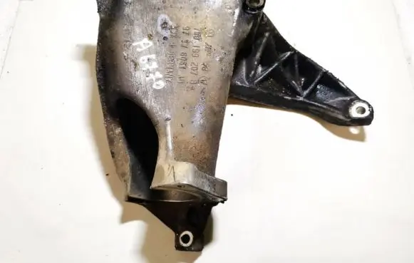 Engine mounting bracket