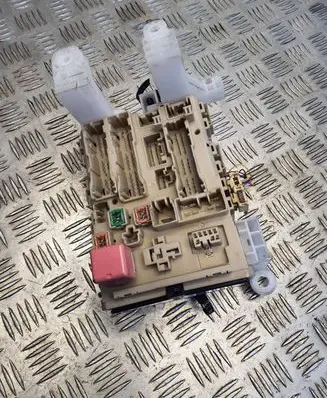 Toyota Avensis T270 Fuse module 8273005090 480416E24