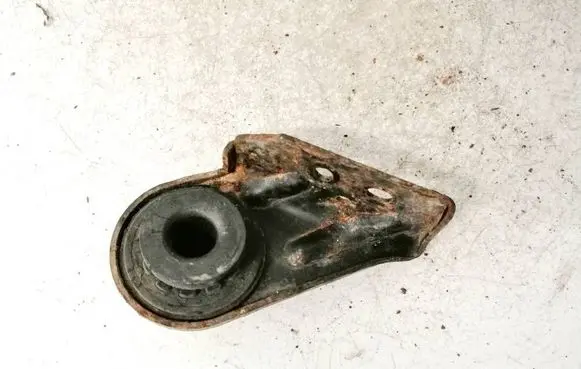 Hyundai Santa Fe Radiator mount bracket 