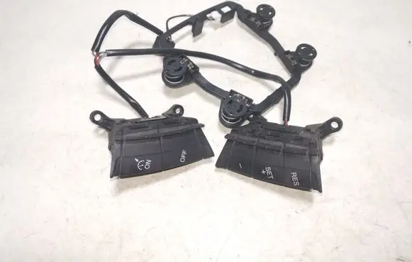 Steering wheel buttons/switches
