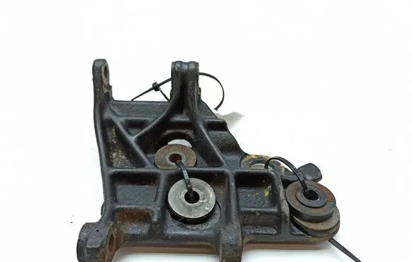 Mercedes-Benz COMPAKT W115 Generator/alternator bracket 1151550735