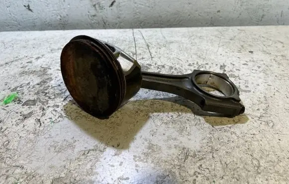 Dodge Challenger Piston with connecting rod