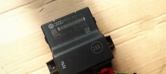 Audi A4 S4 B8 8K Gateway control module 8R0907468H