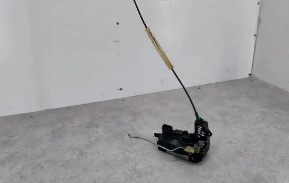Opel Zafira B Front door lock 13210749QG
