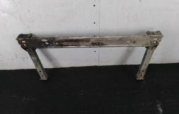 Radiator mount bracket