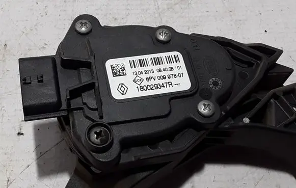 Accelerator throttle pedal