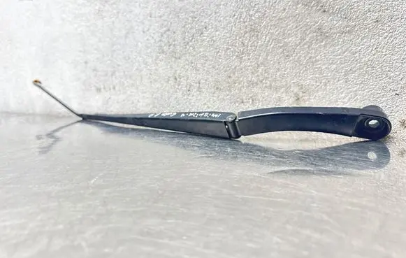 Opel Insignia A Front wiper blade arm 13227399