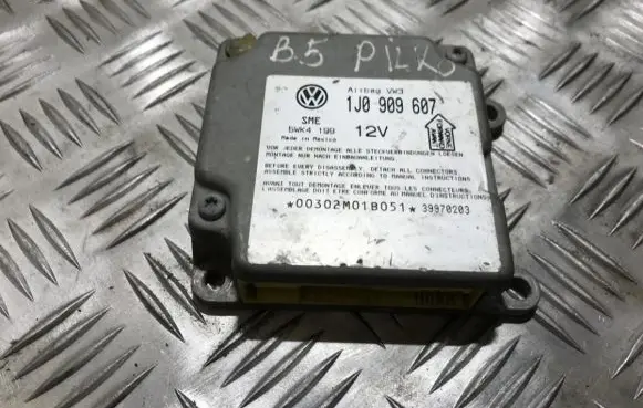 Volkswagen PASSAT B5 Airbag control unit/module 1j0909607 5wk4199
