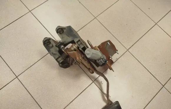 Chrysler Town u0026 Country V Brake pedal 04721199AD P04721199AD