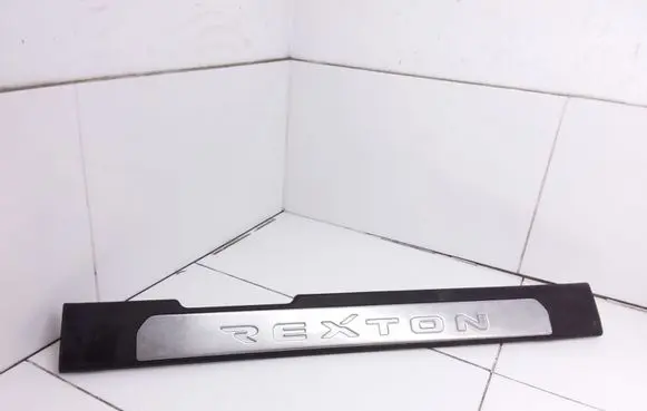SsangYong Rexton I Front sill trim cover 7729008010