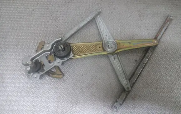 Toyota Yaris Verso Front door manual window regulator 