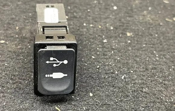 Toyota Auris E180 USB socket connector 861900D030