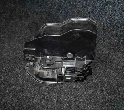 BMW X3 E83 Front door lock 7167068