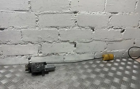 Loading door lock