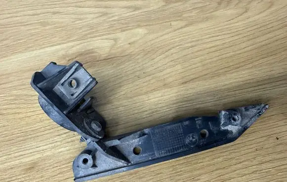 BMW 3 E90 E91 Headlight/headlamp mounting bracket 7058447