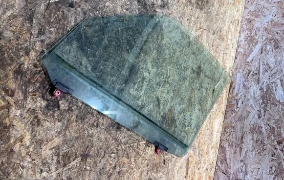 Toyota Land Cruiser (HDJ90) Front door window glass four-door