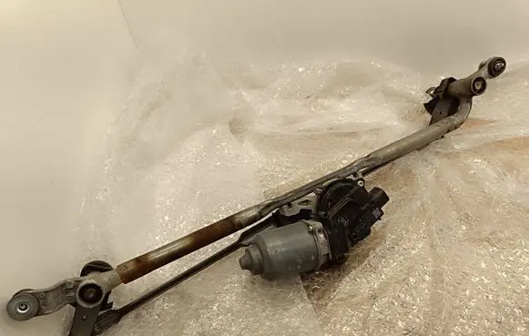 Front wiper linkage and motor
