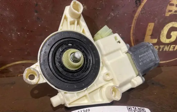 Mercedes-Benz C W204 Front door window regulator motor A2048200242