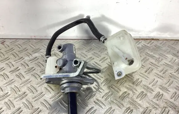 Lexus CT 200H Master brake cylinder