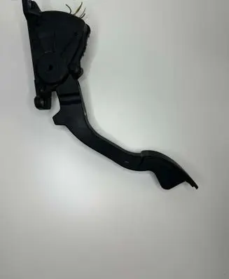 Accelerator throttle pedal