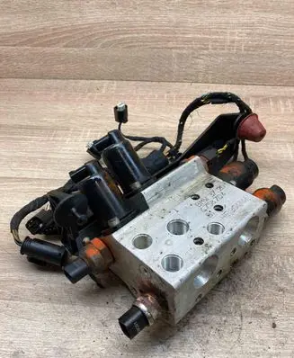BMW 7 E65 E66 Active stabilizer control/valve assembly 6758704 6907314
