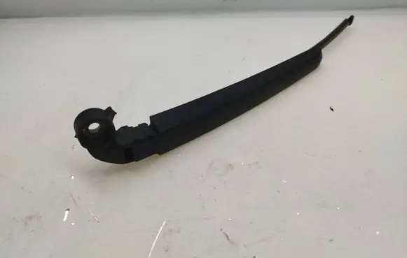 Rear wiper blade arm