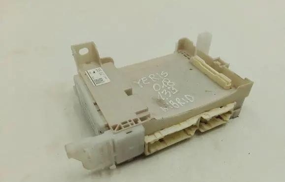 Toyota Yaris Fuse module 8273052K40 7E130484 8273052K