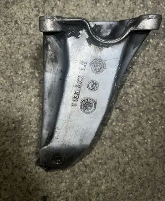 BMW 5 E34 Engine mounting bracket 1133362