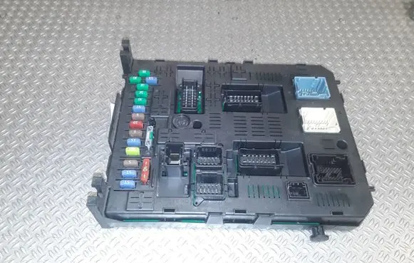 Citroen C5 Fuse module 966689568001