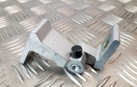 Skoda Yeti (5L) Rear door upper hinge 8K0831402A