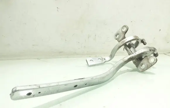 Tailgate/trunk/boot hinge