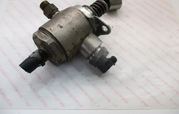 Audi A4 S4 B8 8K Fuel injection high pressure pump 06J127025C CDN