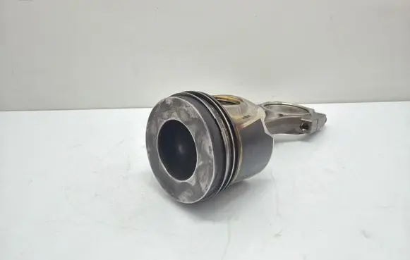 BMW 5 G30 G31 G38 Piston with connecting rod 8477075