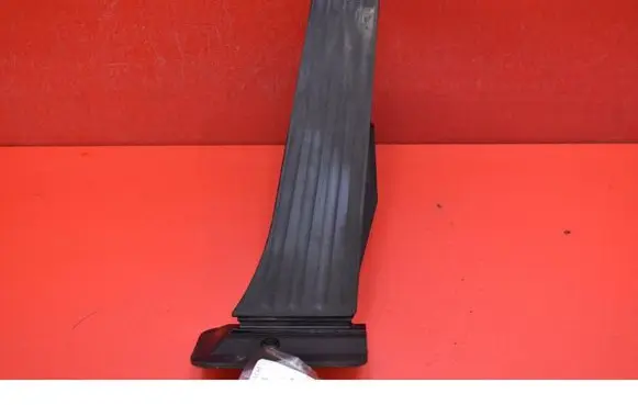 Accelerator throttle pedal