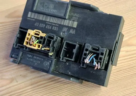 Volkswagen Caddy Central body control module 1K0959433CP S0401H082 PA66GF30