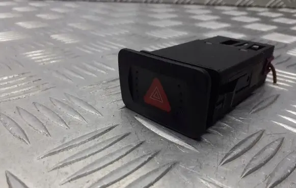Volkswagen Golf IV Hazard warning light relay 