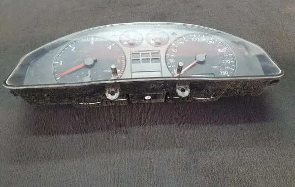 Audi A4 S4 B5 8D Speedometer (instrument cluster) 110008989