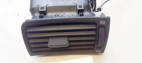 Toyota Avensis T250 Dash center air vent grill