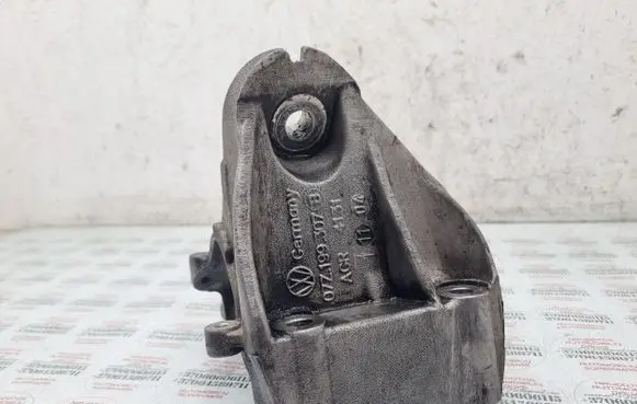 Volkswagen Touareg I Engine mounting bracket 07Z199307B