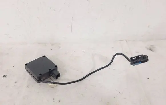 BMW X5 E53 Aerial antenna amplifier 8380945 APR981